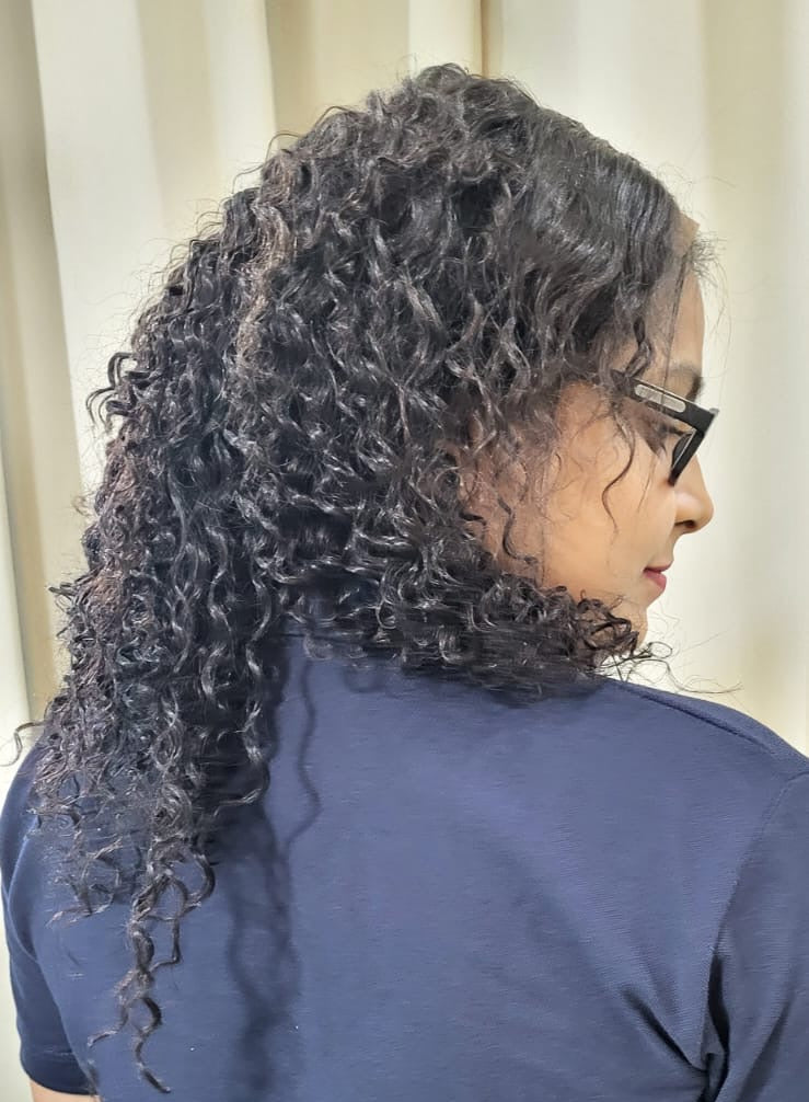 Curly short hair wig - Fully hand tied - Realistic scalp line - Natural black