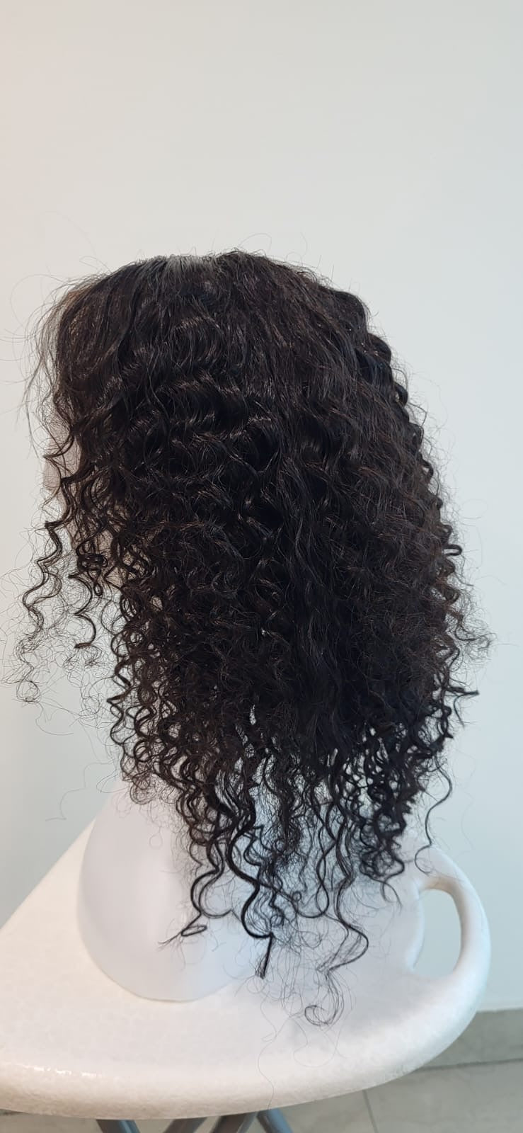 Curly short hair wig - Fully hand tied - Realistic scalp line - Natural black